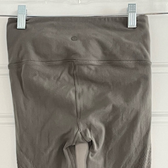 Lululemon Reveal Tight Mindful Motion Carbon Dust Size 4 Athletic Workout - Picture 10 of 15